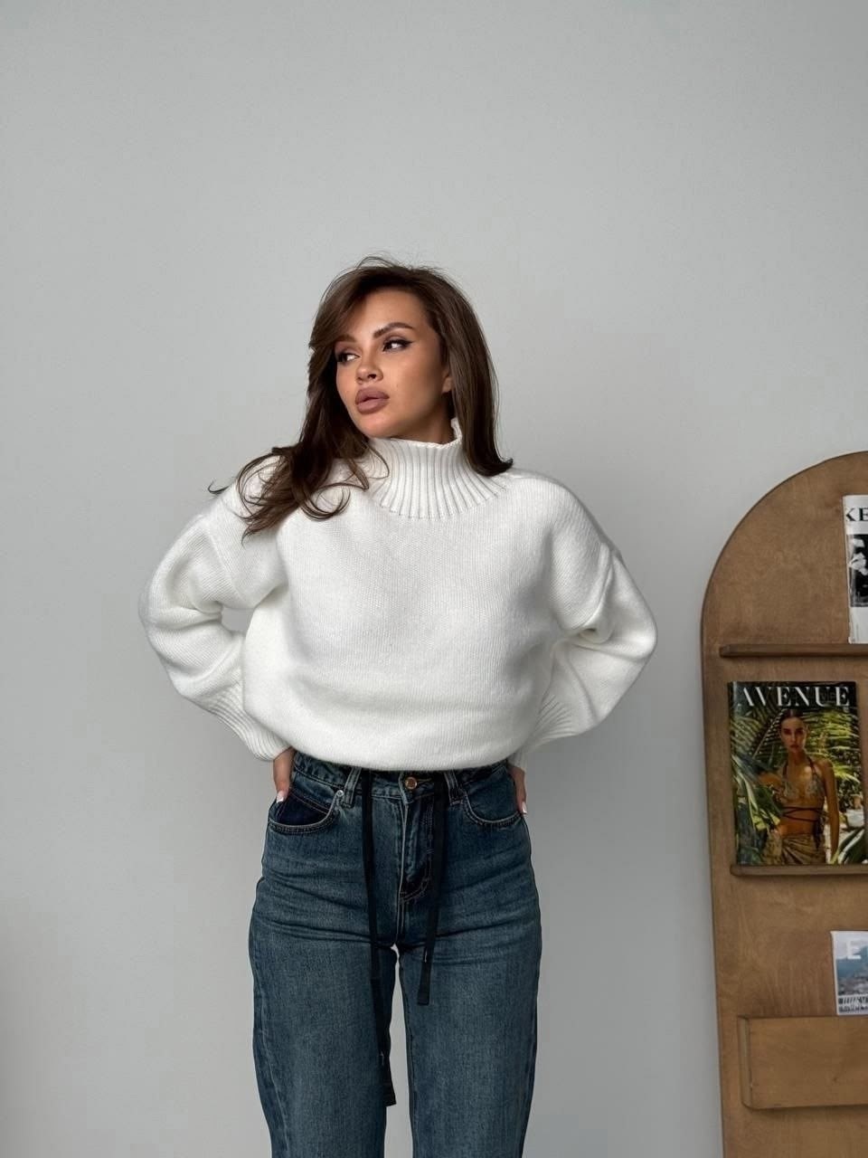 джинсы женские,джинсы мом,модные джинсы,брюки джинсы,бежевый джемпер