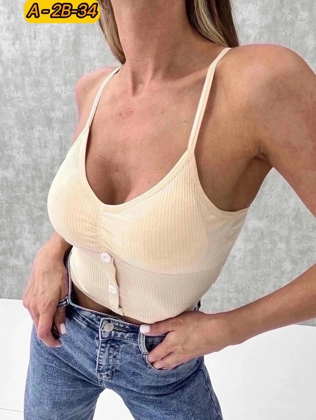 топ женский,женский кроп топ,топ в рубчик с пуговицами,топ женский с чашками,топ на тонких лямках