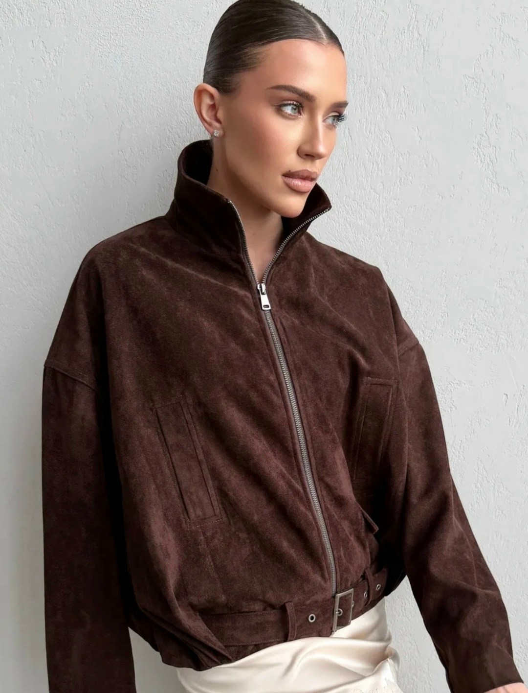 бомбер укороченный оверсайз замшевый куртка рабочего тренд saint shine,бомбер женская куртка,женская куртка бомбер из эко замши коричневого цвета,замшевая куртка,бомбер замшевая куртка оверсайз saint