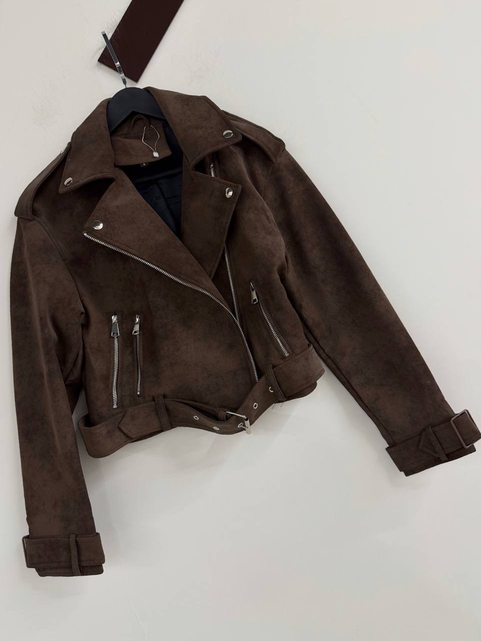 женская байкерская куртка из искусственной замши,женская замшевая куртка косуха коричневая,коричневая женская куртка из натуральной мягкой замши байкерская,замшевая куртка косуха,замшевая куртка