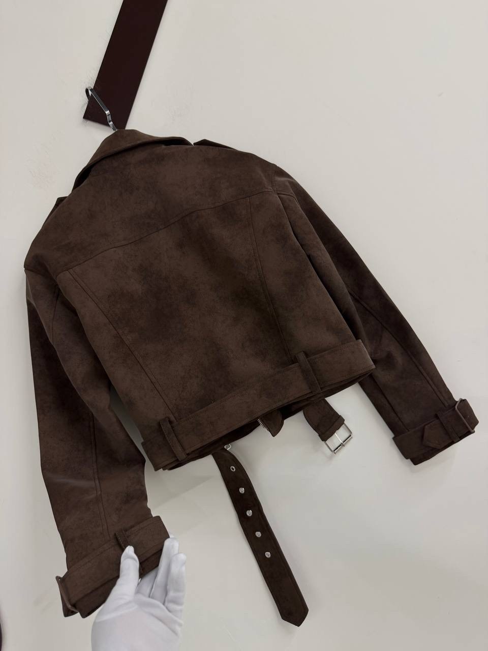 женская байкерская куртка из искусственной замши,женская замшевая куртка косуха коричневая,коричневая женская куртка из натуральной мягкой замши байкерская,замшевая куртка косуха,замшевая куртка