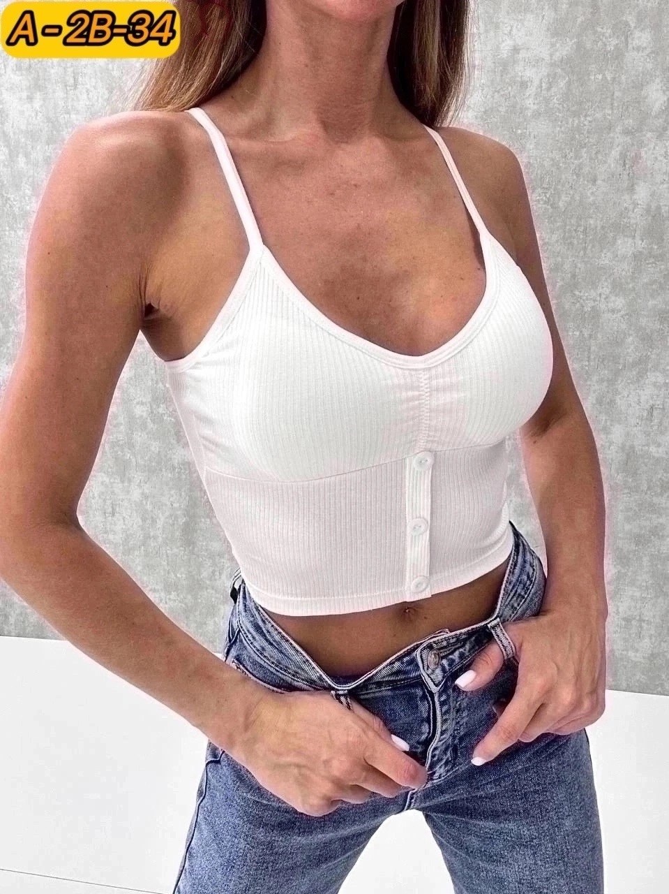 топ женский,женский кроп топ,топ в рубчик с пуговицами,топ женский с чашками,топ на тонких лямках