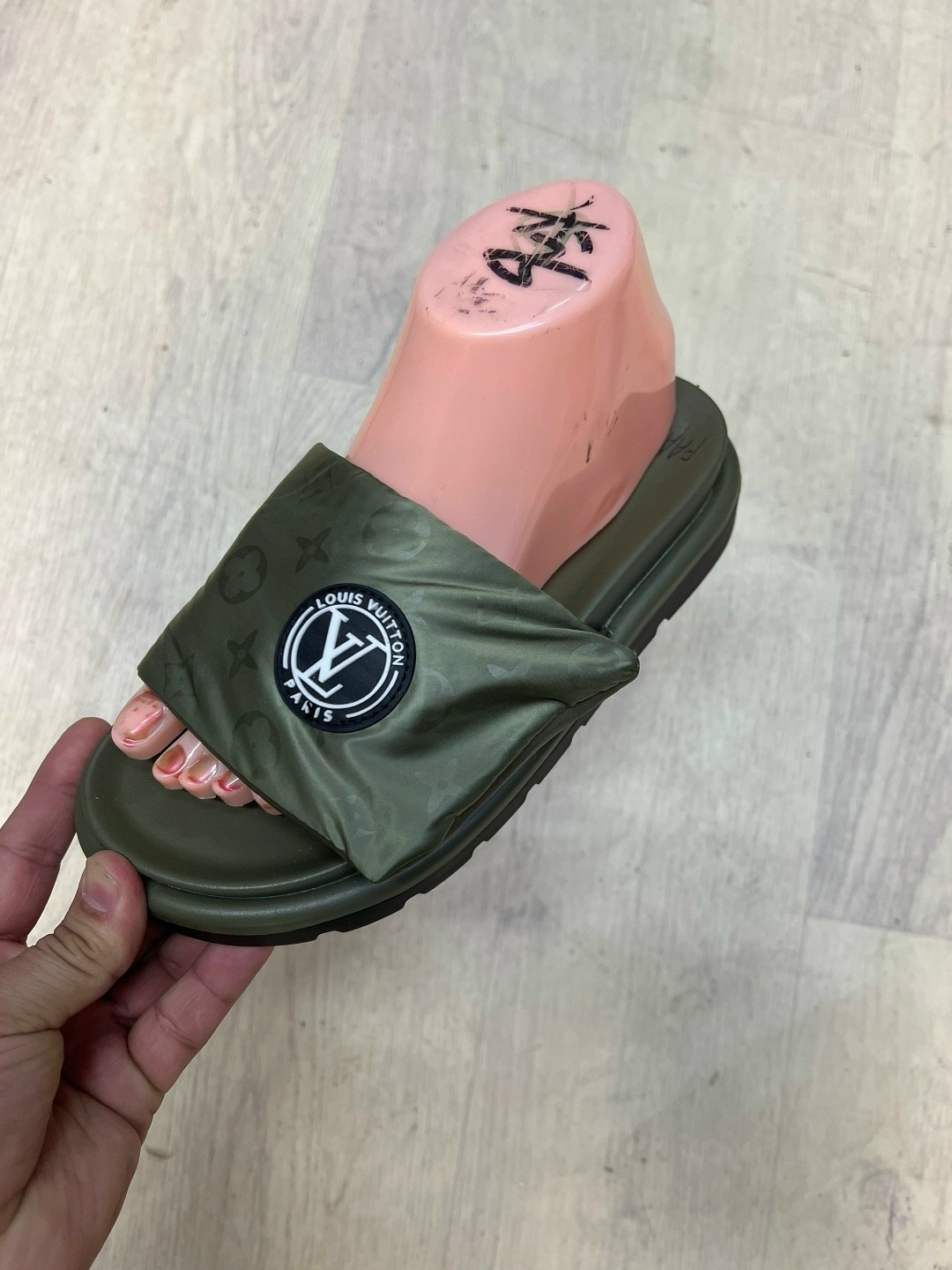 шлепанцы луи виттон,,луи витон новая коллекция шлепки,луи виттон тапки,тапки мужские