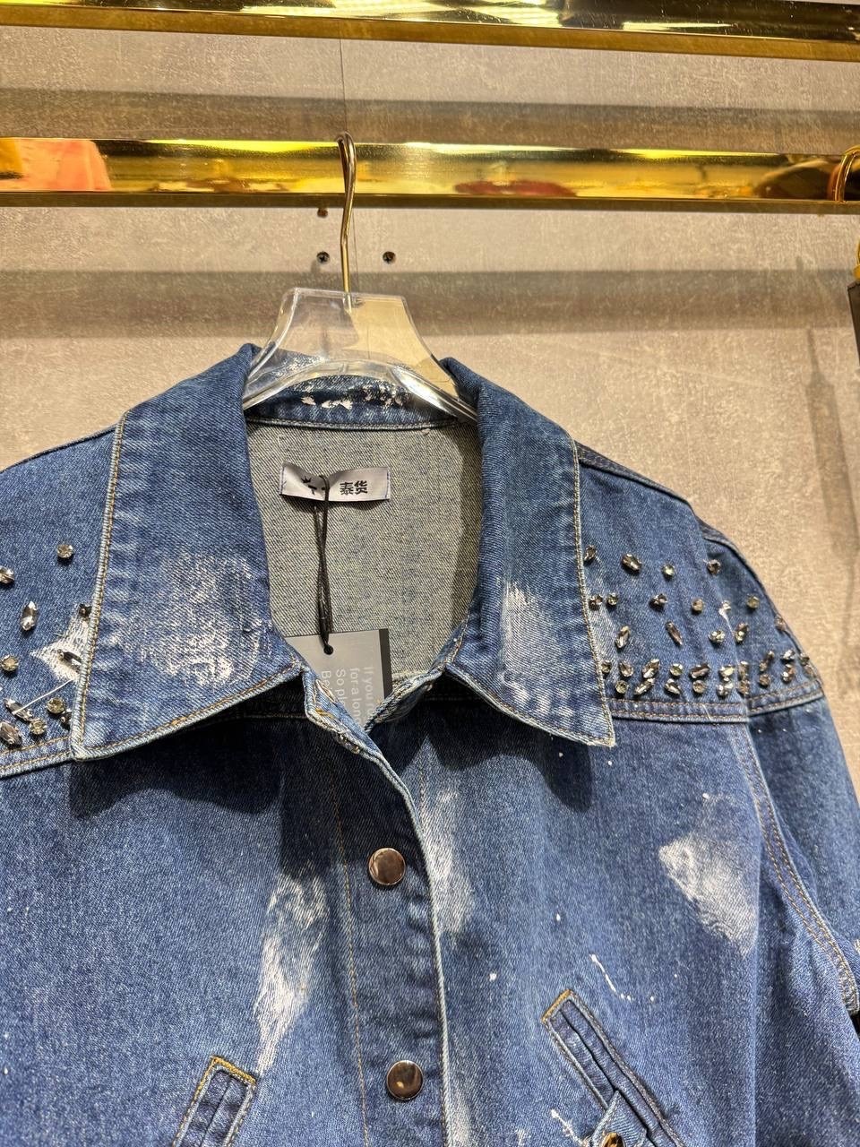 женская джинсовая куртка,джинсовая куртка,джинсовая куртка повседневная,женская джинсовая куртка с заклепками,джинсовая куртка с воротником