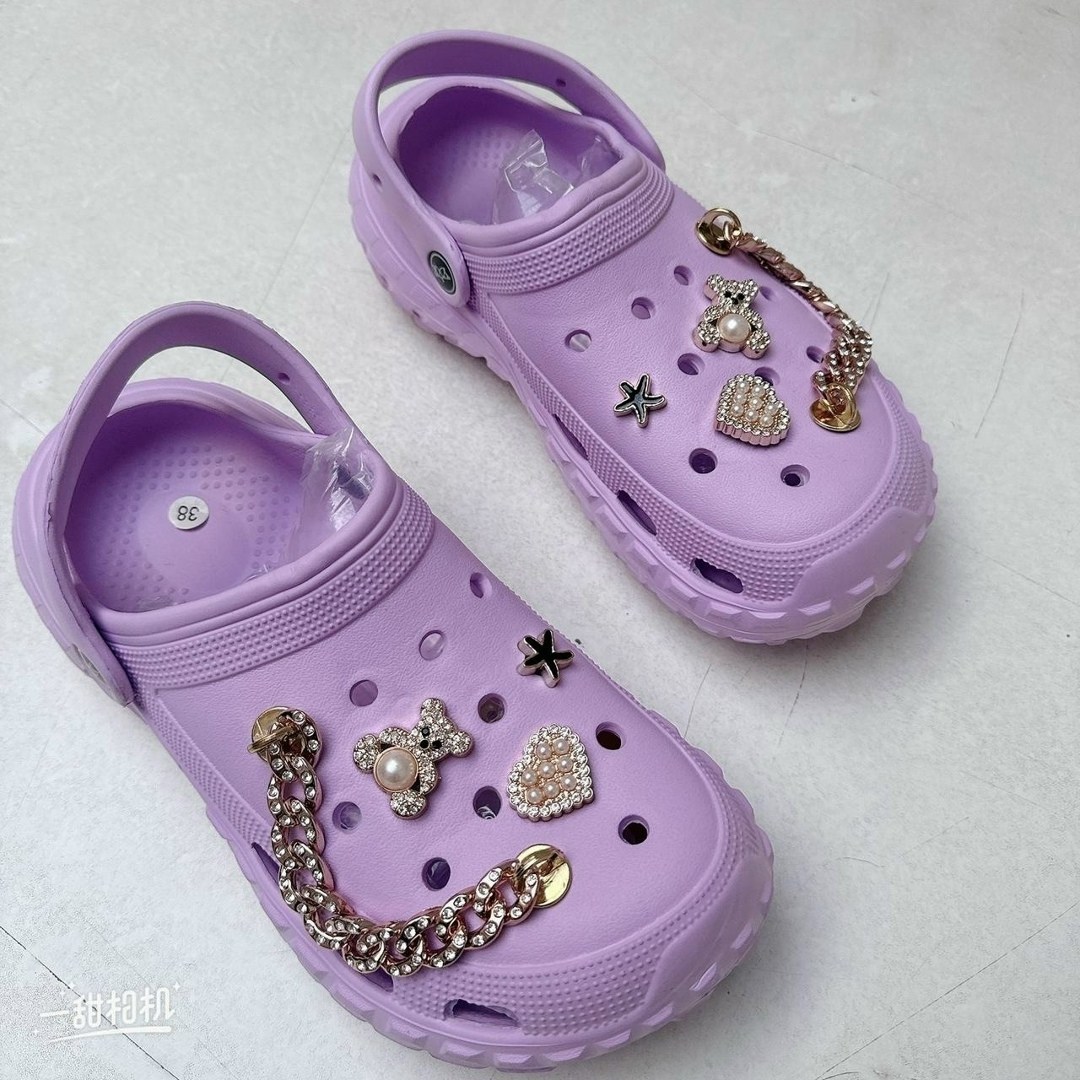 ,кроксы со стразами 2026,кроксы с украшениями,кроксы мода,тапки модные