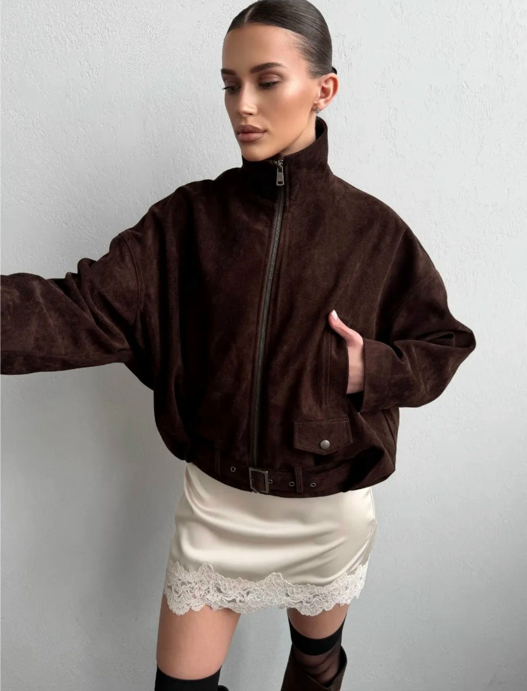 бомбер укороченный оверсайз замшевый куртка рабочего тренд saint shine,бомбер женская куртка,женская куртка бомбер из эко замши коричневого цвета,замшевая куртка,бомбер замшевая куртка оверсайз saint