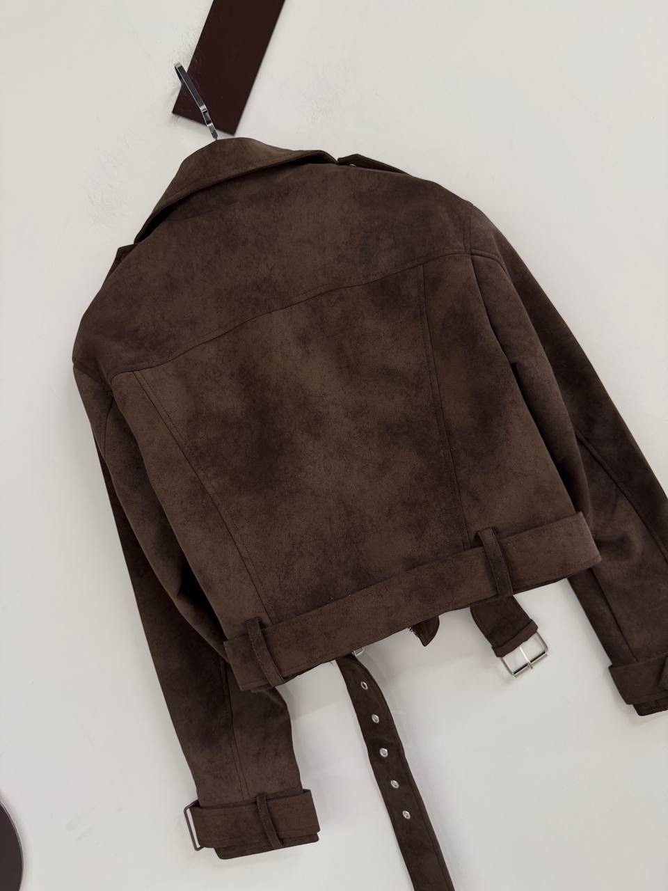 женская байкерская куртка из искусственной замши,женская замшевая куртка косуха коричневая,коричневая женская куртка из натуральной мягкой замши байкерская,замшевая куртка косуха,замшевая куртка