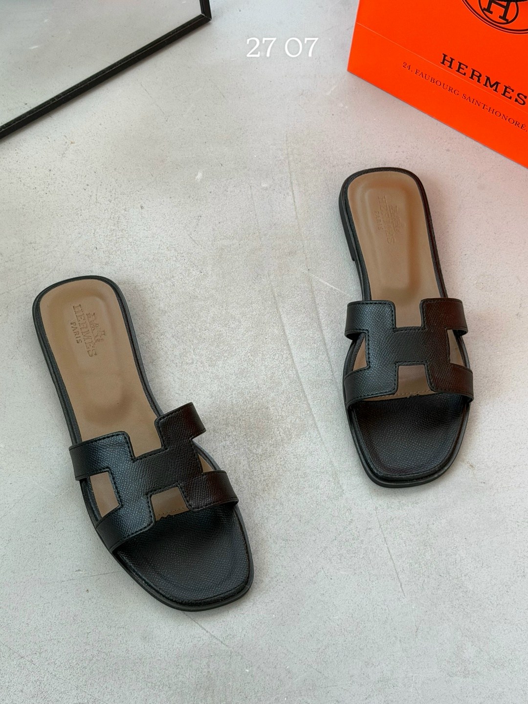 шлепки hermes женские,шлепки гермес женские,женские кожаные шлепки hermes oran коричневые,шлепки эрмес,шлепки hermes oran