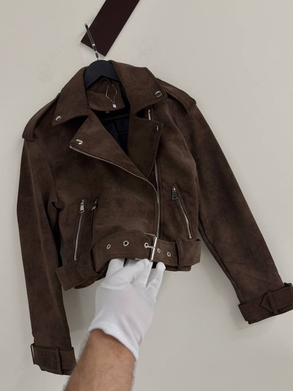 женская байкерская куртка из искусственной замши,женская замшевая куртка косуха коричневая,коричневая женская куртка из натуральной мягкой замши байкерская,замшевая куртка косуха,замшевая куртка