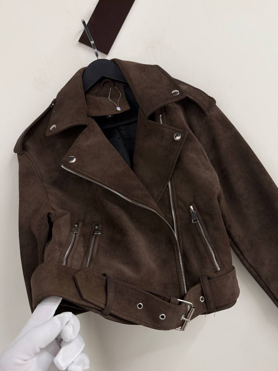 женская байкерская куртка из искусственной замши,женская замшевая куртка косуха коричневая,коричневая женская куртка из натуральной мягкой замши байкерская,замшевая куртка косуха,замшевая куртка