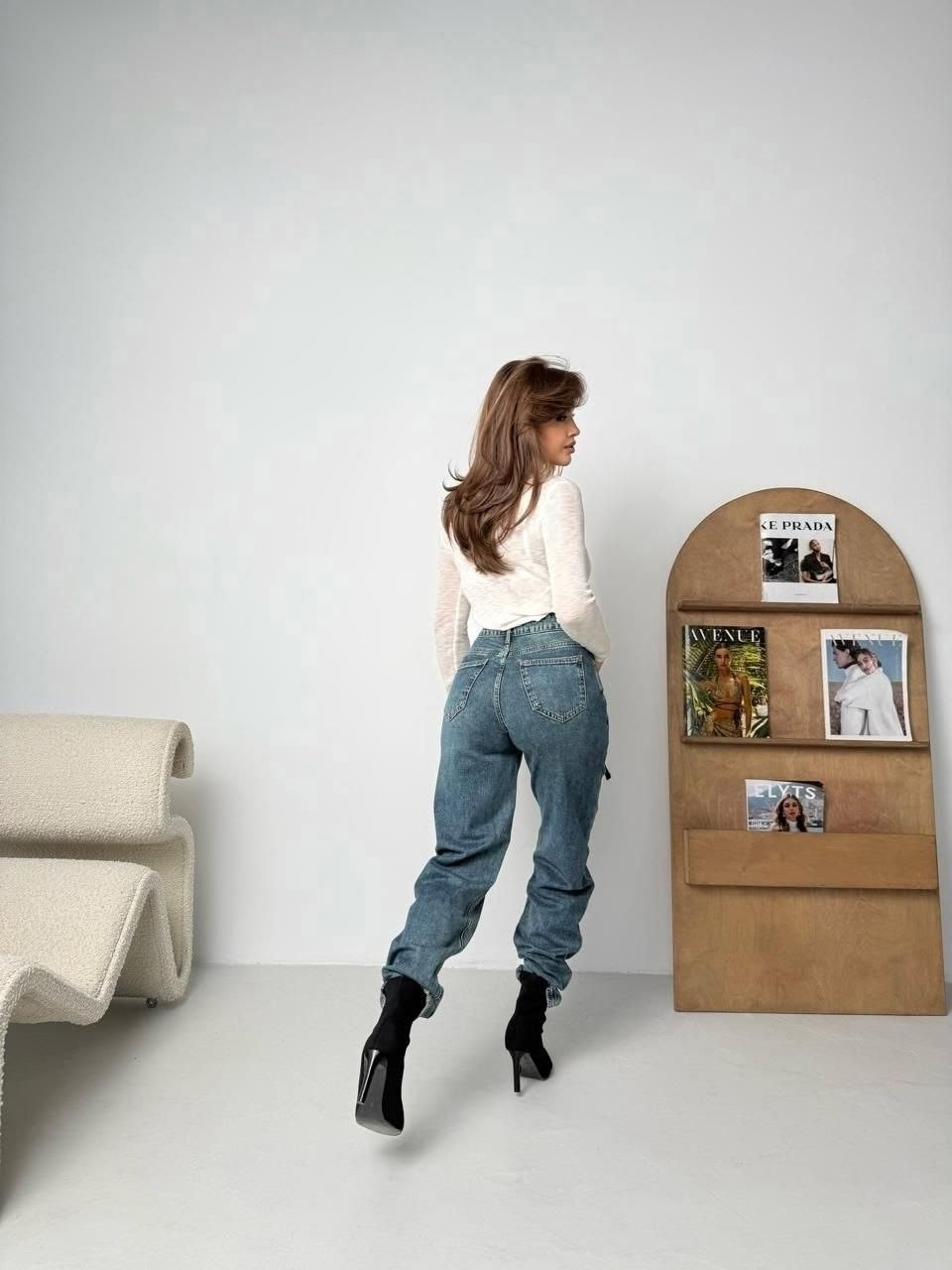 джинсы женские,джинсы мом,модные джинсы,брюки джинсы,бежевый джемпер