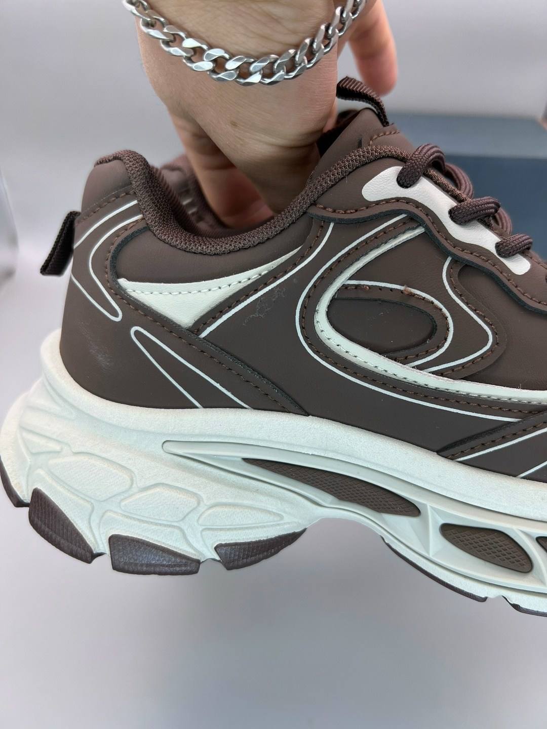 кроссовки,кроссовки женскиe,кроссовки женские толстые низкие коричневый hotwind,повседневные кроссовки,кроссовки мужской