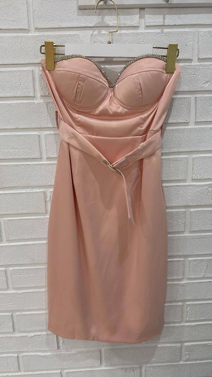 вырез платья,атласное мини платье,девушка,платье с завязками,женское платье