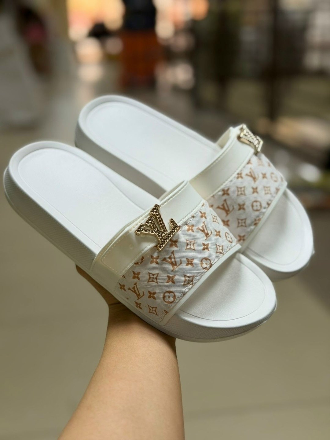 шлепанцы луи виттон белые,шлепанцы луи виттон,louis vuitton шлепанцы,женские белые кожаные шлепки louis vuitton lm-14241,шлепки луи витон женские