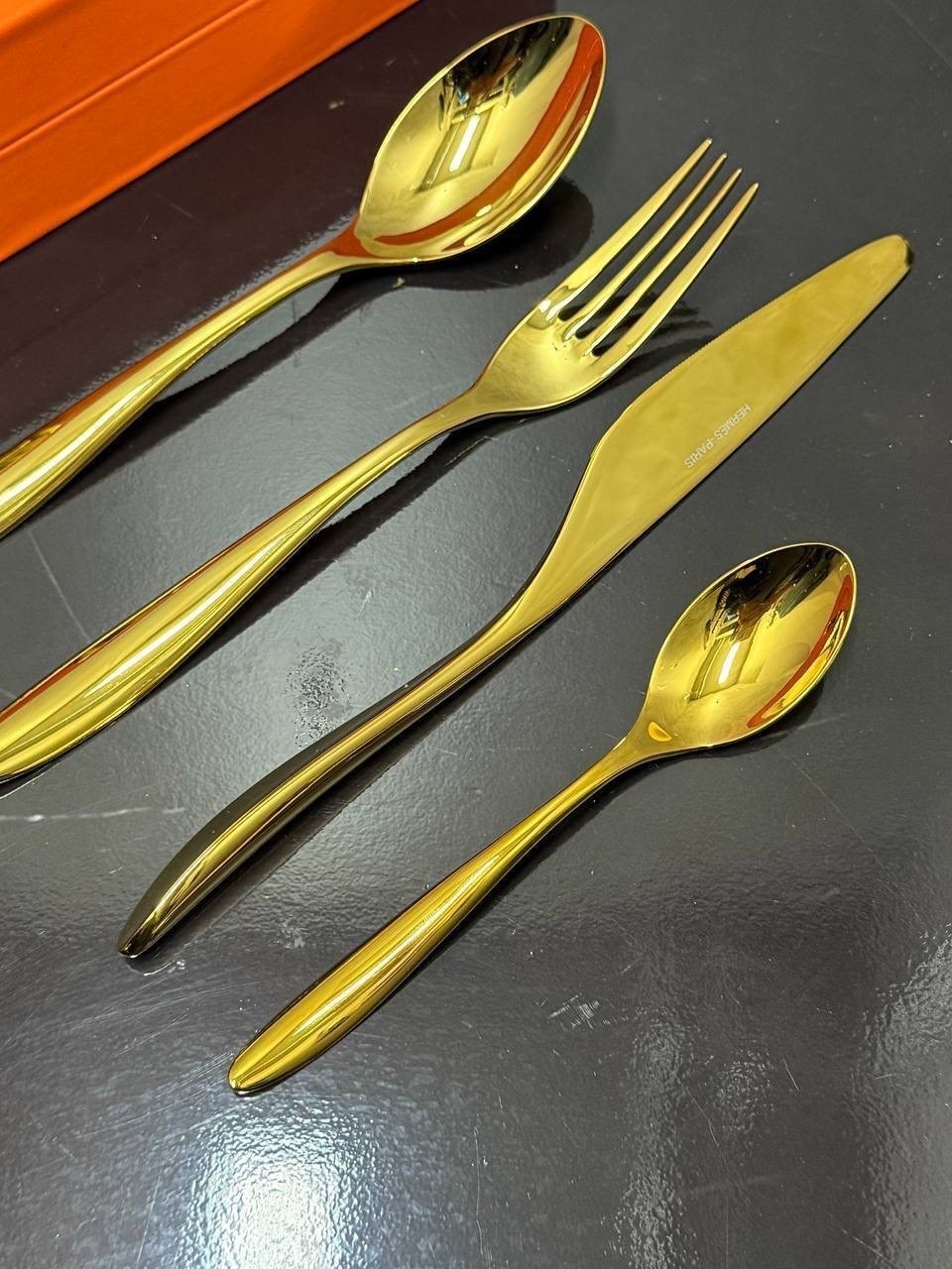 набор столовыx приборов,набор столовых приборов 24,наборы столовых прибор золотые,столовые приборы hermes,hermes набор столовых приборов