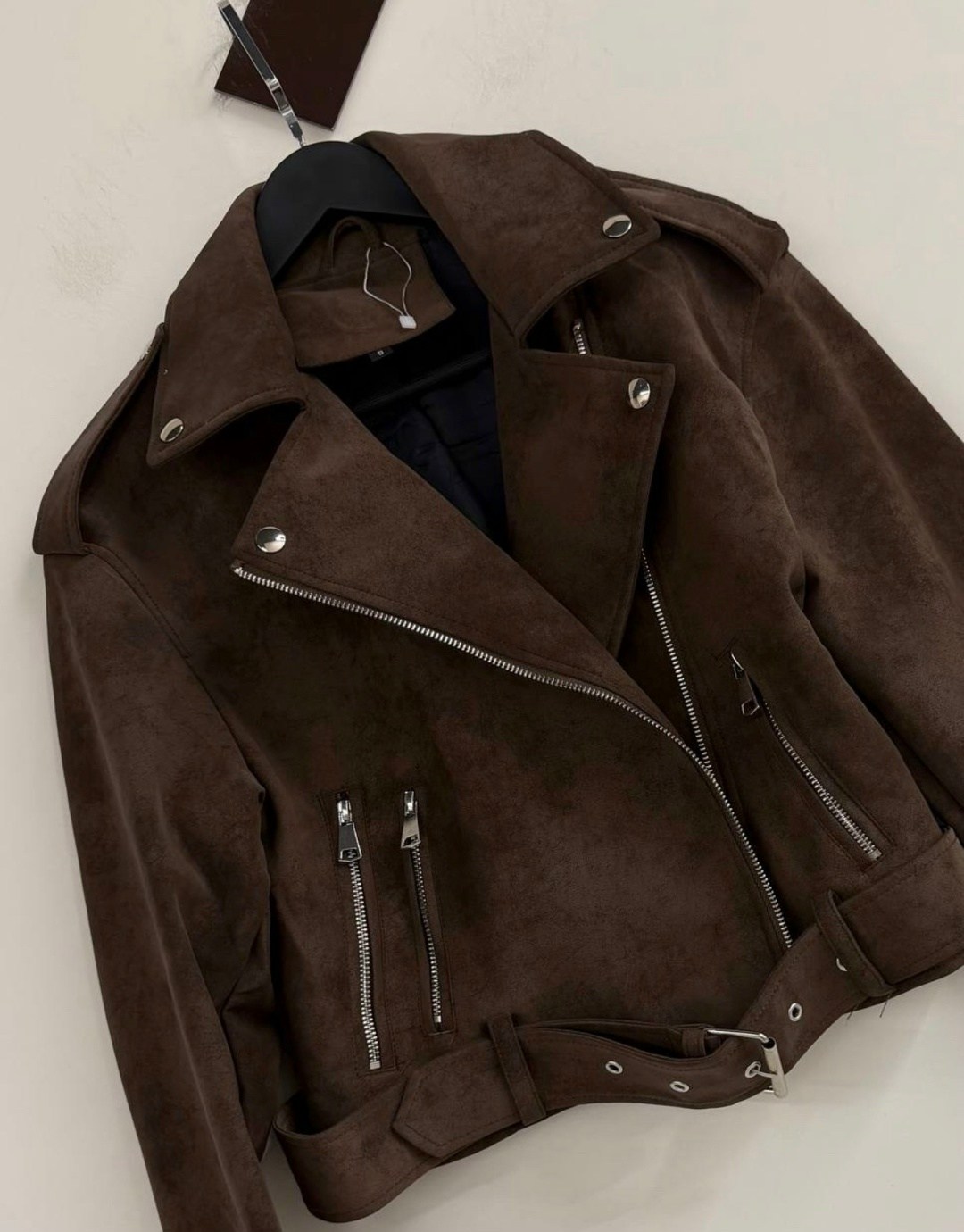 женская байкерская куртка из искусственной замши,женская замшевая куртка косуха коричневая,косуха кожаная куртка оверсайз saint shine,замшевая куртка косуха,коричневая женская куртка из натуральной мя