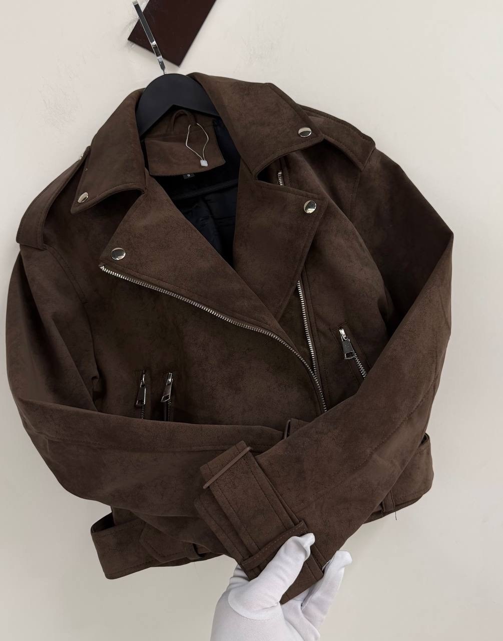 женская байкерская куртка из искусственной замши,женская замшевая куртка косуха коричневая,косуха кожаная куртка оверсайз saint shine,замшевая куртка косуха,коричневая женская куртка из натуральной мя