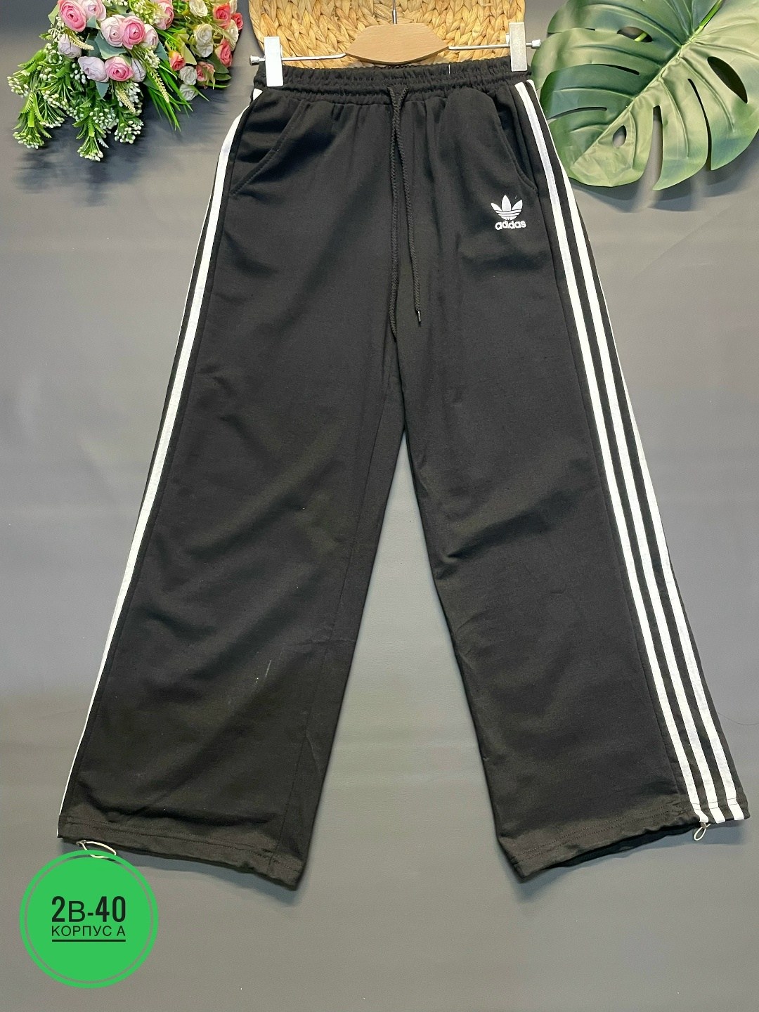 спортивные брюки широкие карго с лампасами,спортивные штаны adidas,штаны адидас широкие,штаны адидас,женская спортивная одежда широкие спортивные штаны с ломпасами