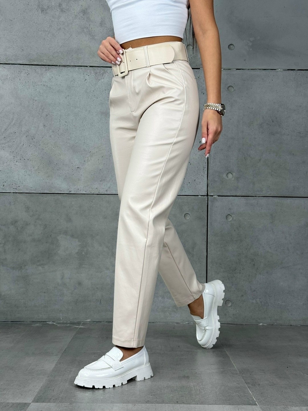 брюки из экокожи женские 2026,бежевые брюки из экокожи,брюки из экокожи женские,бежевые брюки,брюки светлые