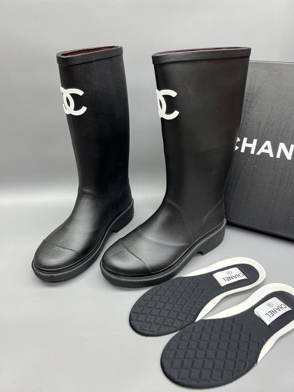 резиновые сапоги chanel,шанель сапоги резиновые защита от дождя и снега,резиновые непромокаемые ботинки chanel,шанель сапоги резиновые,сапоги chanel