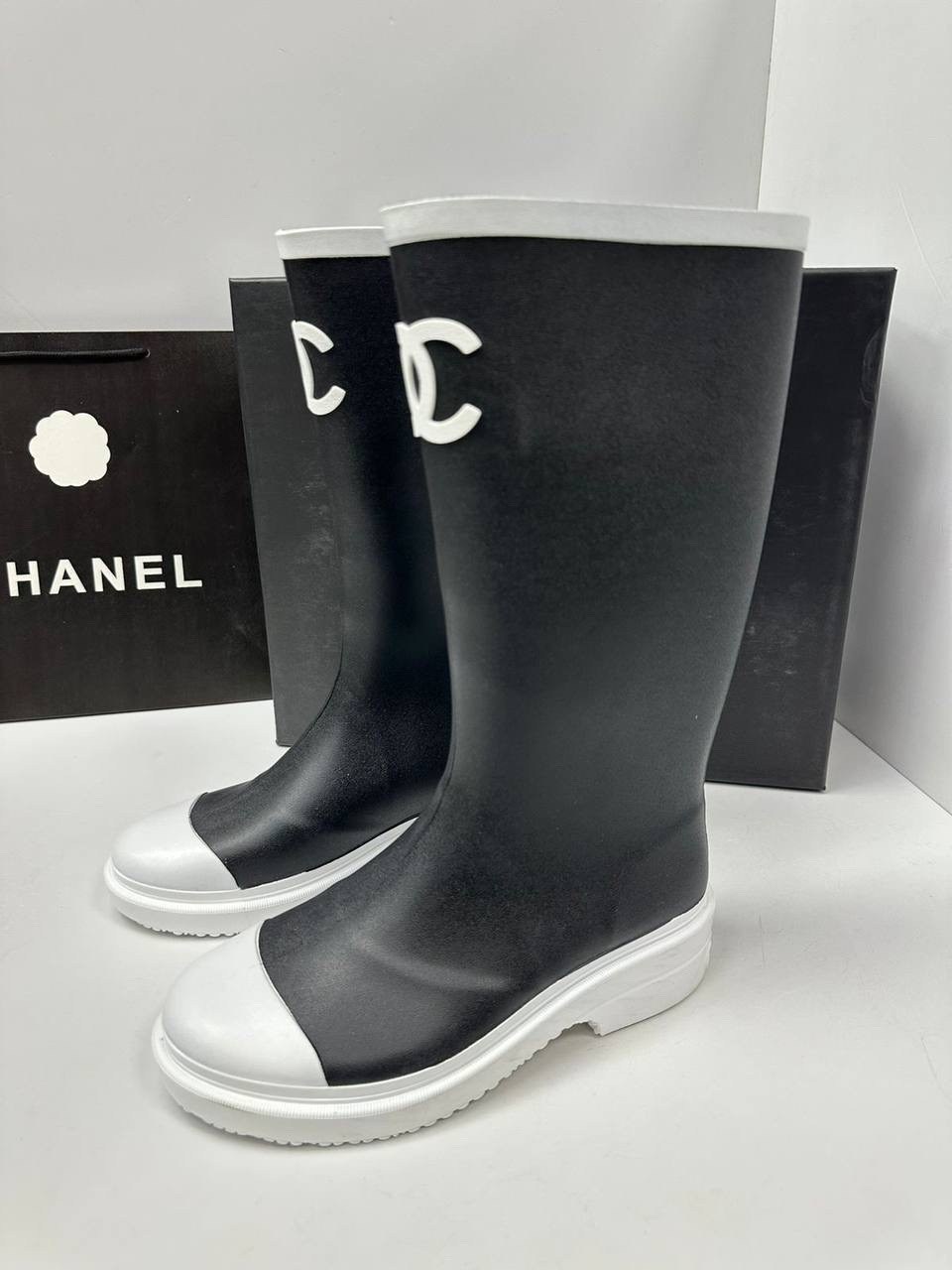 резиновые сапоги chanel,шанель сапоги резиновые защита от дождя и снега,резиновые непромокаемые ботинки chanel,шанель сапоги резиновые,сапоги chanel