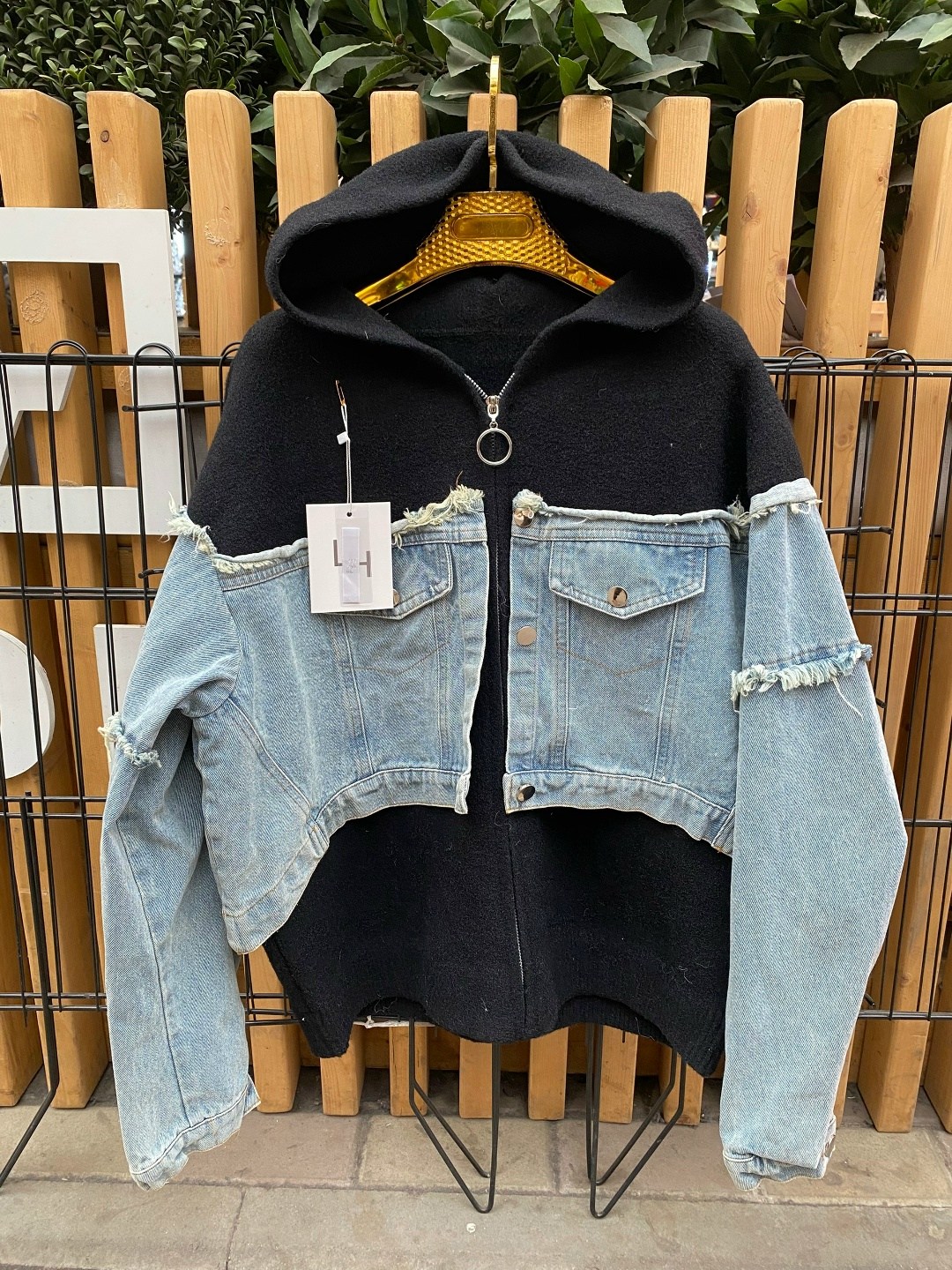 джинсовая куртка с интересными вставками,джинсовая куртка,женская джинсовая куртка,джинсовая куртка с капюшоном,женская джинсовая куртка с капюшоном