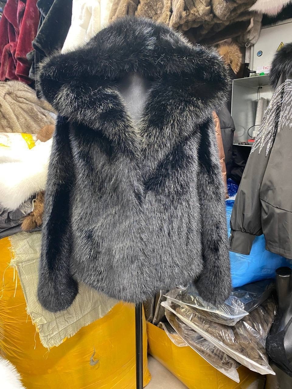 пальто из искусственного меха,розовая шуба из искусственного меха,девушка,pink faux fur hooded coat,шуба розовая