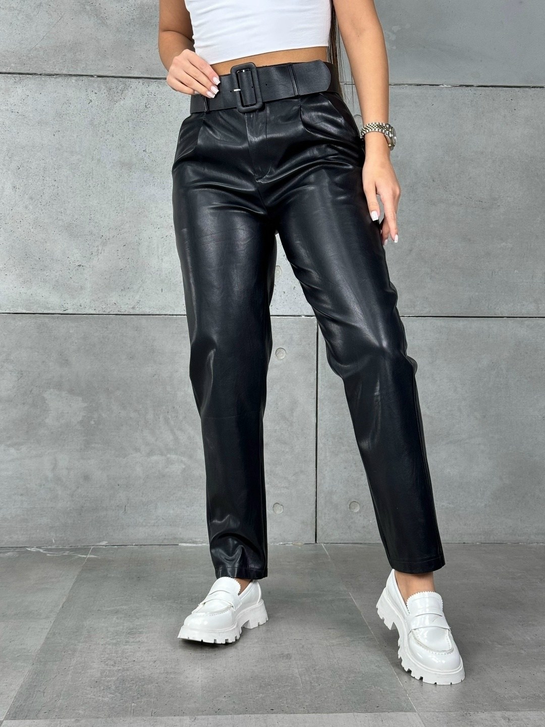 брюки из экокожи женские 2026,бежевые брюки из экокожи,брюки из экокожи женские,бежевые брюки,брюки светлые