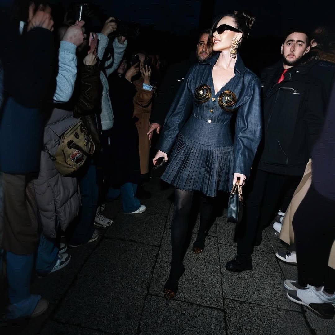 schiaparelli 2026 показ эмма уотсон,emma watson schiaparelli show in paris,paris fashion week,мода для полных,hunter schafer schiaparelli fashion show in paris 07/04/2026