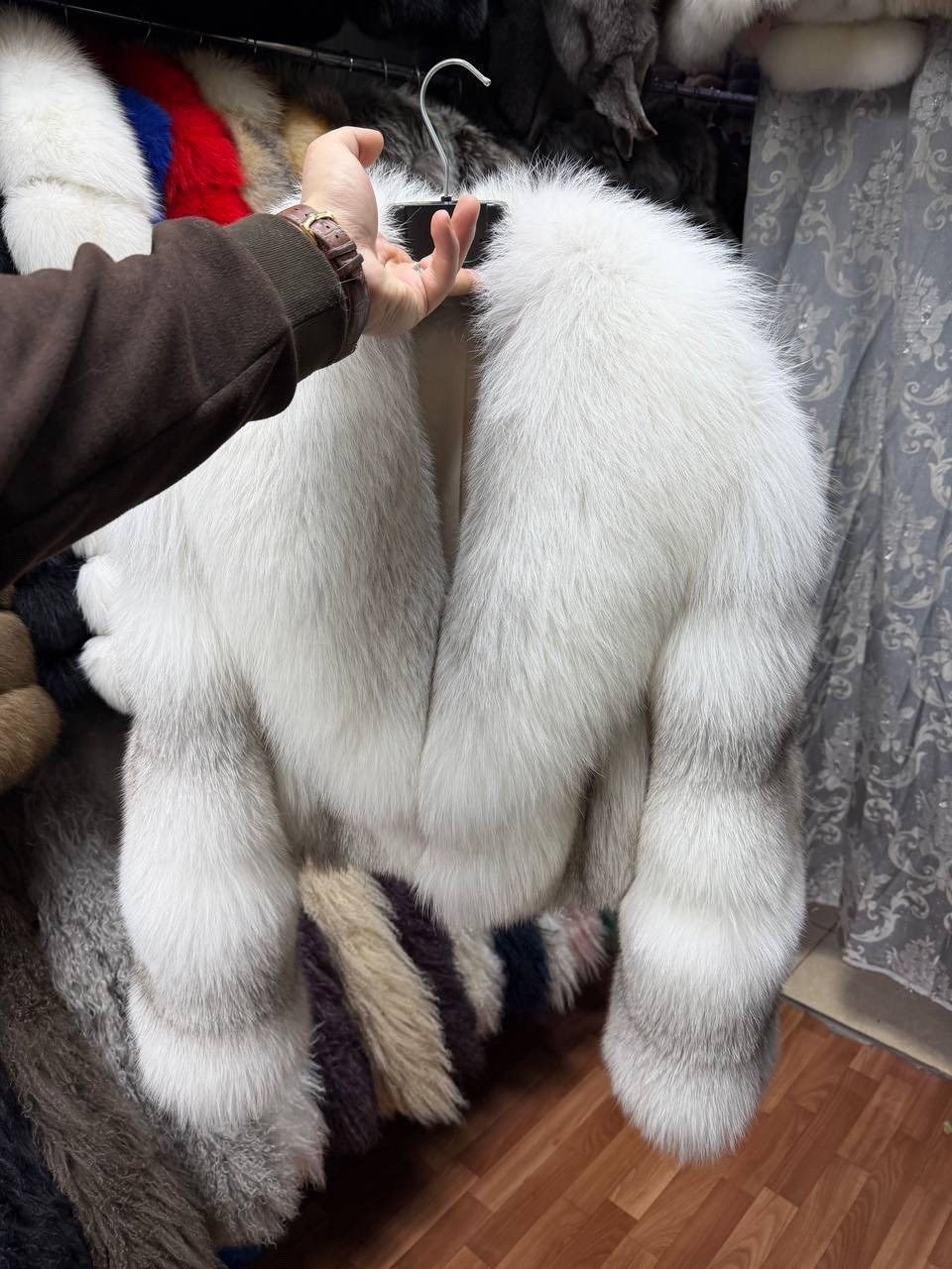 женская шуба из натурального лисьего меха,женская шуба,женская куртка из натурального лисьего меха,меховая куртка леди,меховое пальто