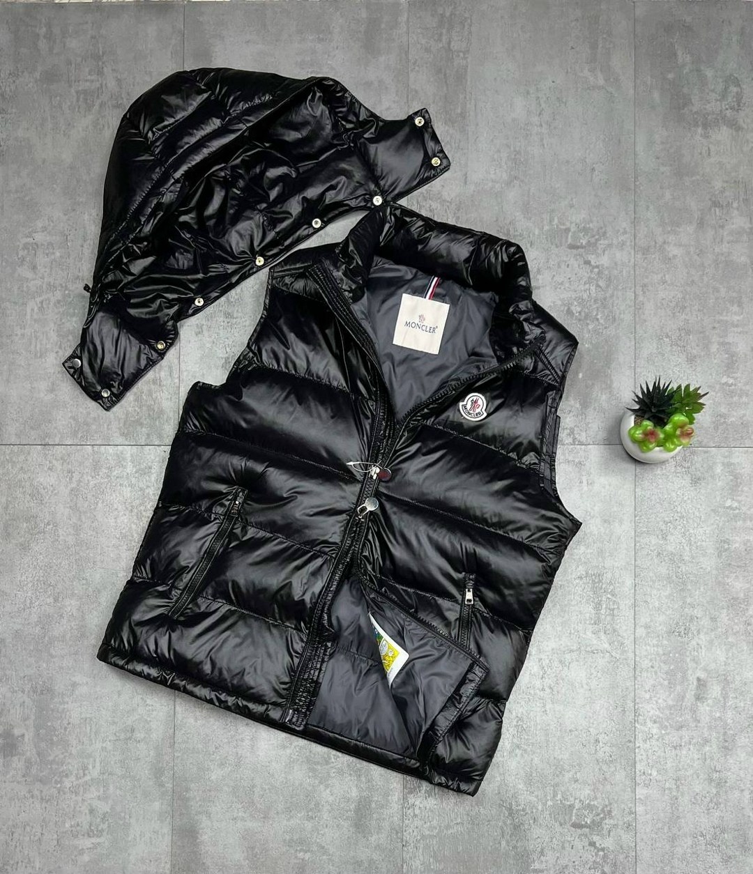 жилетка монклер,жилетка moncler,жилет moncler,жилетка монклер глянцевая,жилетка moncler черная утепленная c капюшоном
