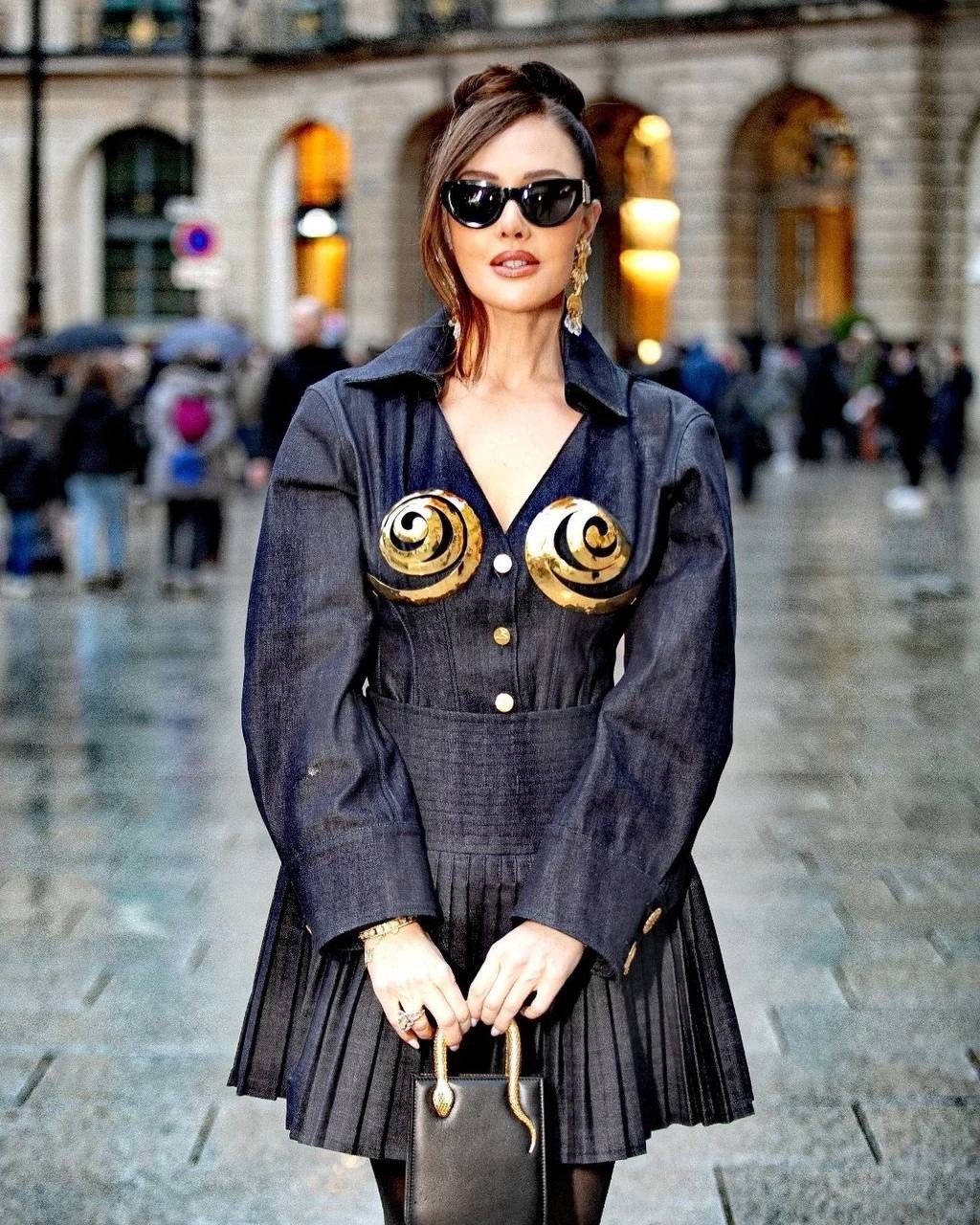 schiaparelli 2026 показ эмма уотсон,emma watson schiaparelli show in paris,paris fashion week,мода для полных,hunter schafer schiaparelli fashion show in paris 07/04/2026