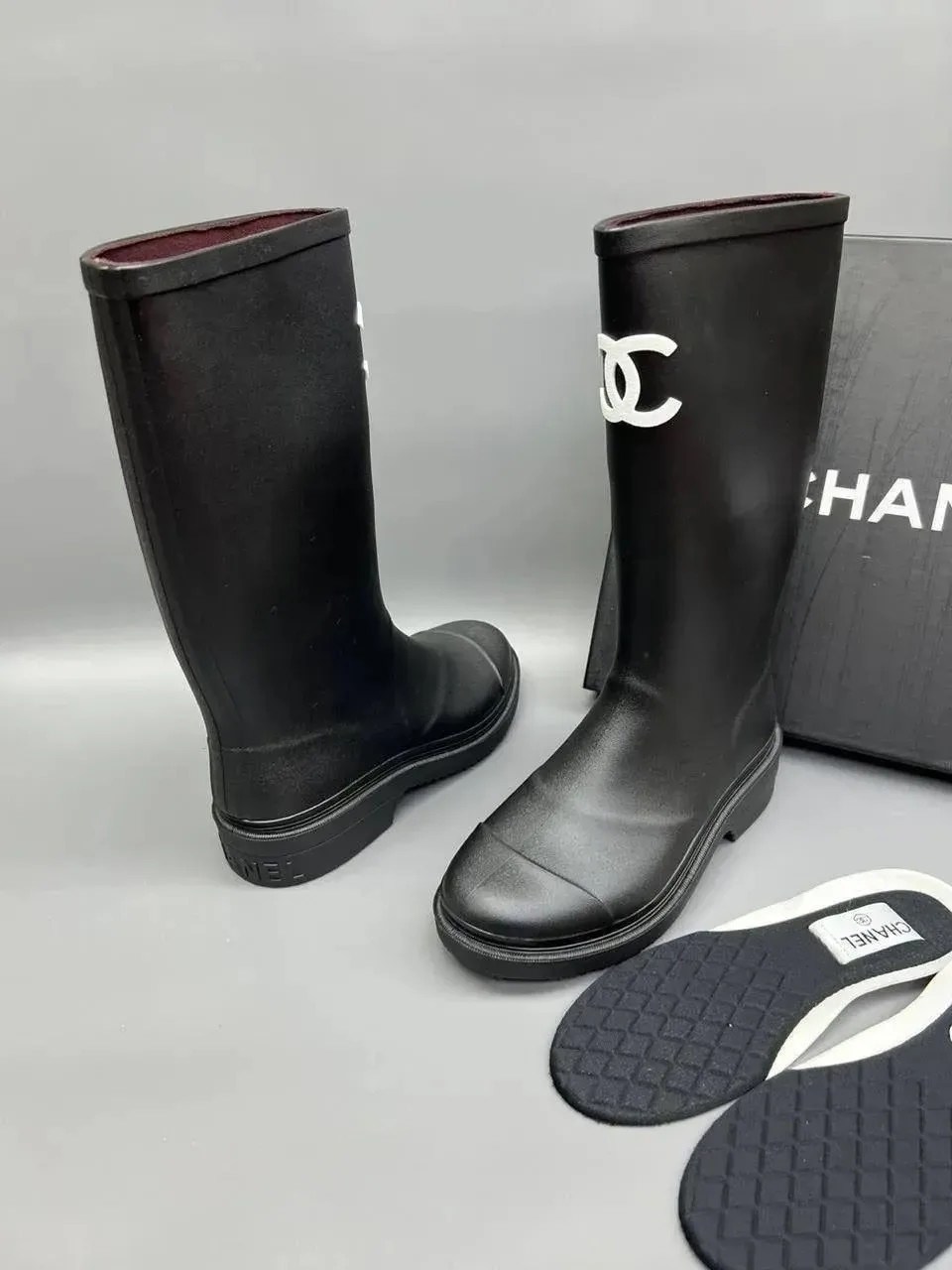 резиновые сапоги chanel,шанель сапоги резиновые защита от дождя и снега,женские резиновые сапоги chanel,шанель сапоги резиновые,резиновые непромокаемые ботинки chanel
