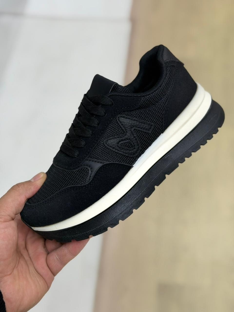 ,женские кроссовки, женская,черные кроссовки,кроссовки