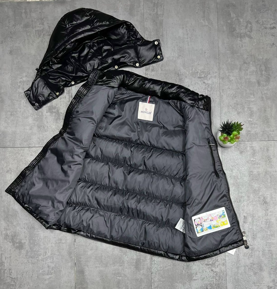 жилетка монклер,жилетка moncler,жилет moncler,жилетка монклер глянцевая,жилетка moncler черная утепленная c капюшоном