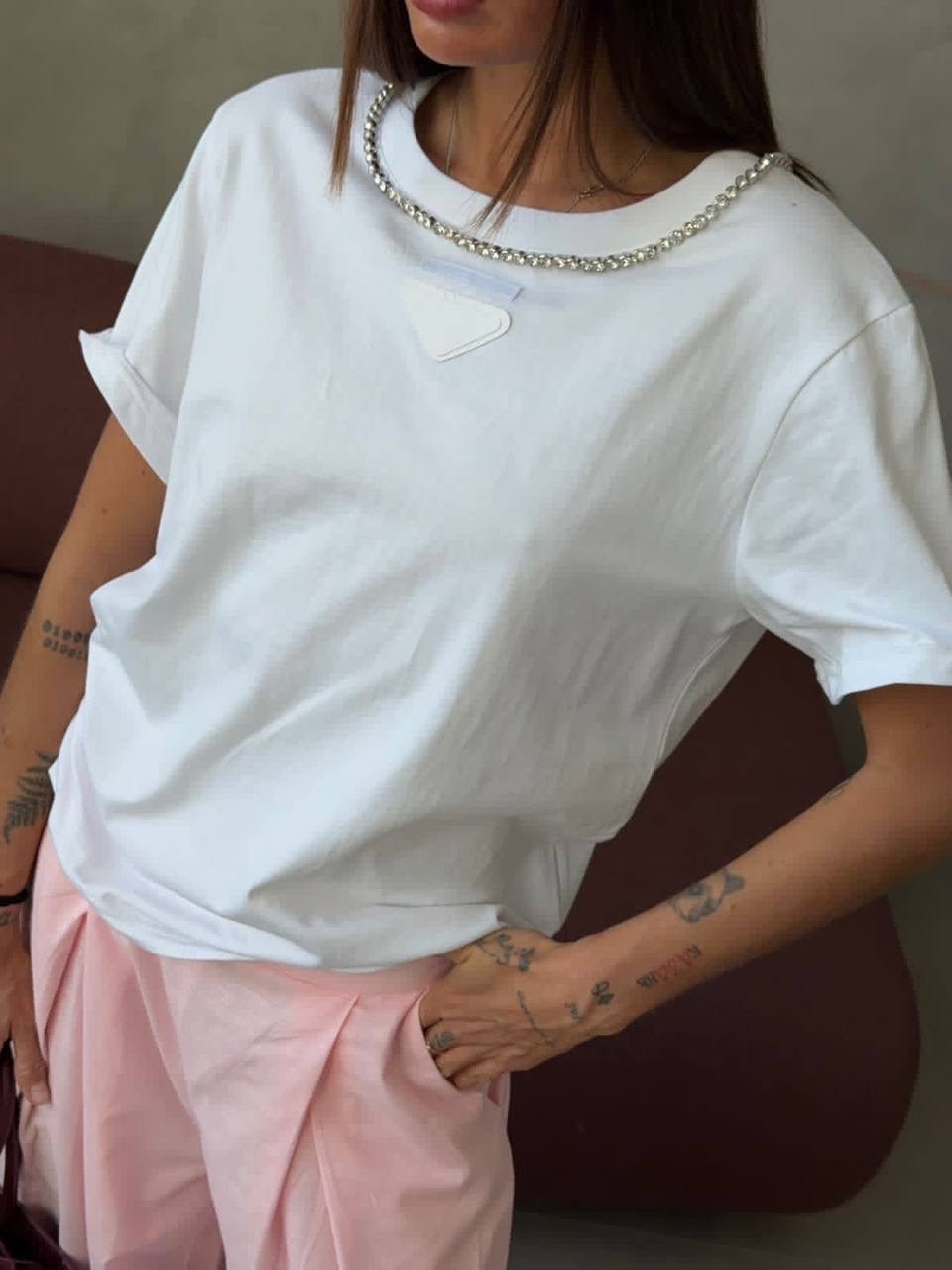 футболка оверсайз с цепочкой из страз sela,футболки женская,белая футболка женская,футболка оверсайз со стразам,футболка оверсайз