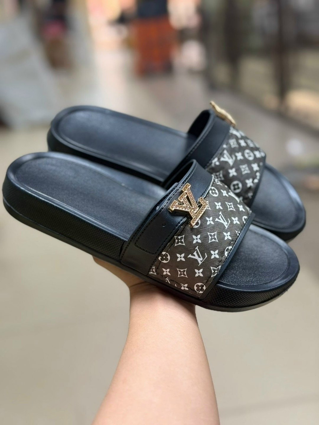 шлепанцы луи виттон белые,шлепанцы луи виттон,louis vuitton шлепанцы,женские белые кожаные шлепки louis vuitton lm-14241,шлепки луи витон женские