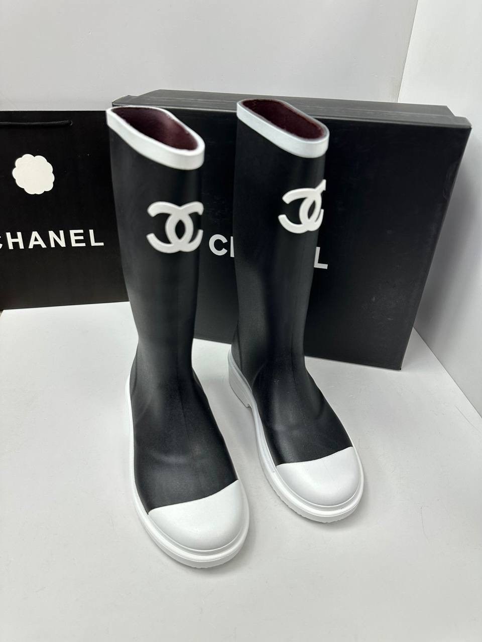 резиновые сапоги chanel,шанель сапоги резиновые защита от дождя и снега,резиновые непромокаемые ботинки chanel,шанель сапоги резиновые,сапоги chanel