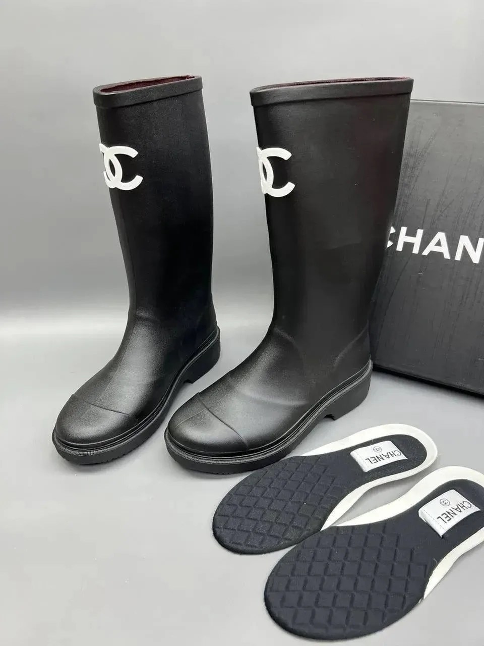 резиновые сапоги chanel,шанель сапоги резиновые защита от дождя и снега,женские резиновые сапоги chanel,шанель сапоги резиновые,резиновые непромокаемые ботинки chanel