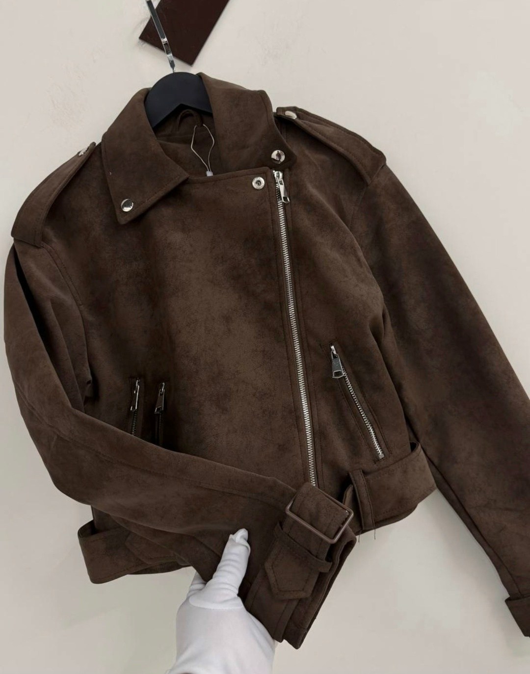 женская байкерская куртка из искусственной замши,женская замшевая куртка косуха коричневая,косуха кожаная куртка оверсайз saint shine,замшевая куртка косуха,коричневая женская куртка из натуральной мя