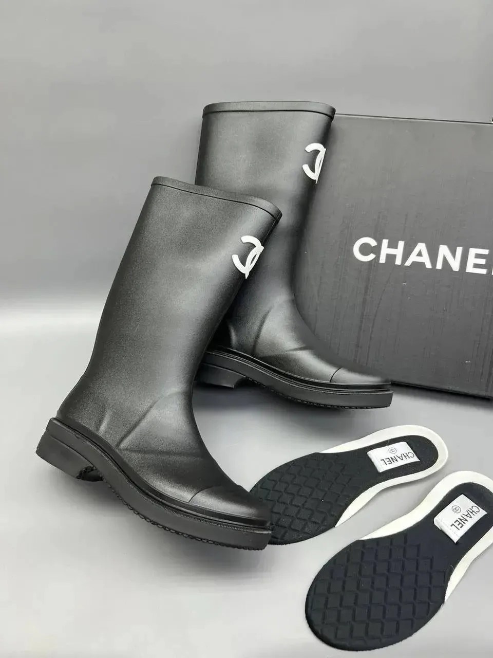 резиновые сапоги chanel,шанель сапоги резиновые защита от дождя и снега,женские резиновые сапоги chanel,шанель сапоги резиновые,резиновые непромокаемые ботинки chanel