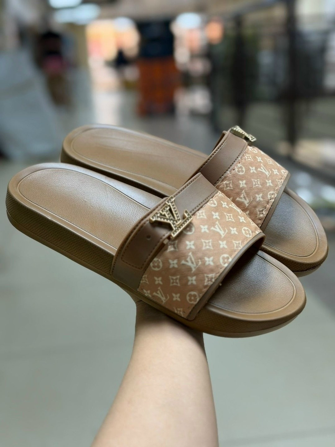 шлепанцы луи виттон белые,шлепанцы луи виттон,louis vuitton шлепанцы,женские белые кожаные шлепки louis vuitton lm-14241,шлепки луи витон женские