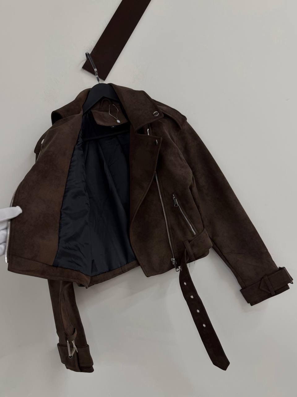 женская байкерская куртка из искусственной замши,женская замшевая куртка косуха коричневая,косуха кожаная куртка оверсайз saint shine,замшевая куртка косуха,коричневая женская куртка из натуральной мя