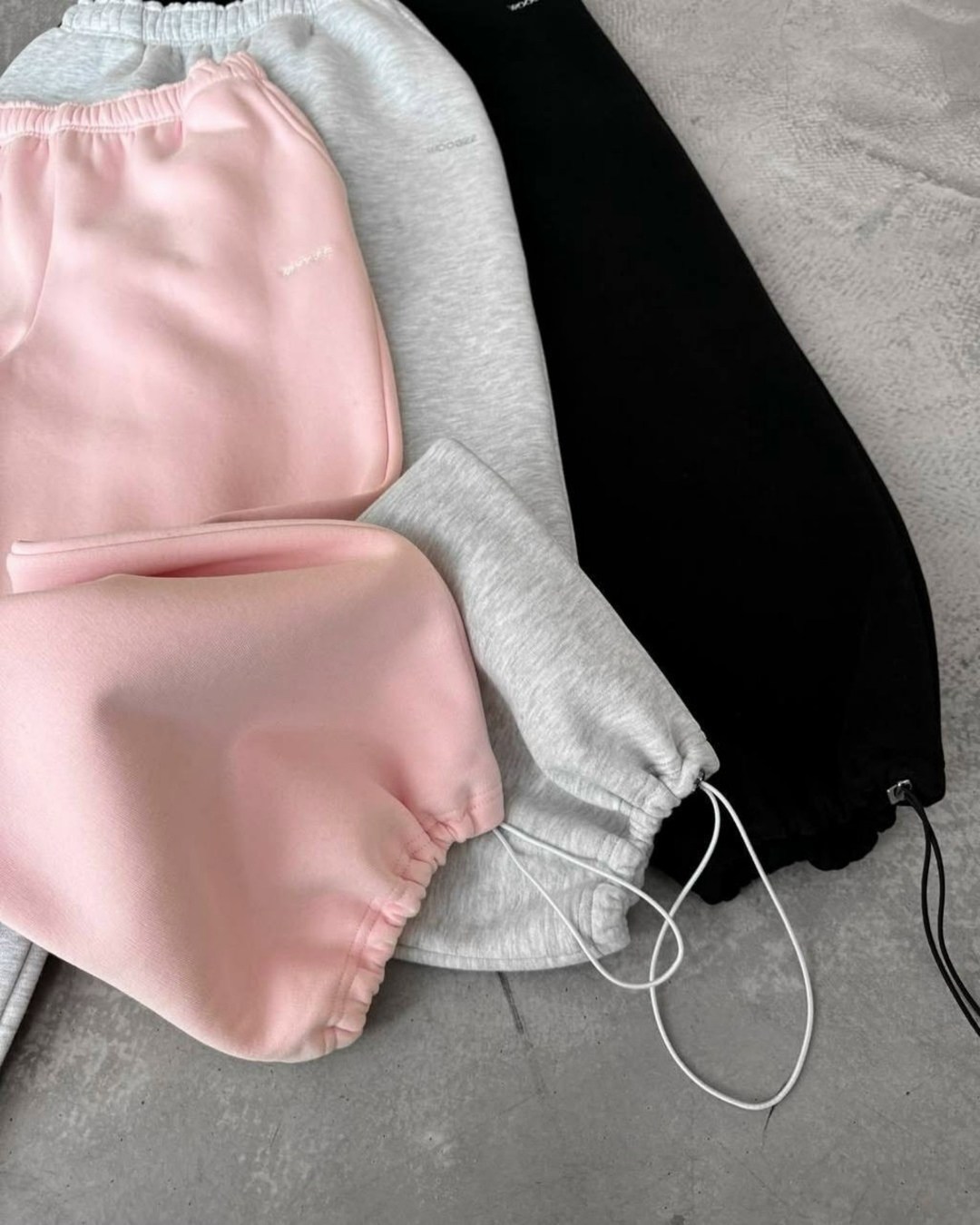 брюки розовые,светло-розовые женские джоггеры dreskod dk02 22,светло-розовые джоггеры dreskod,розовые спортивные штаны,брюки свободные