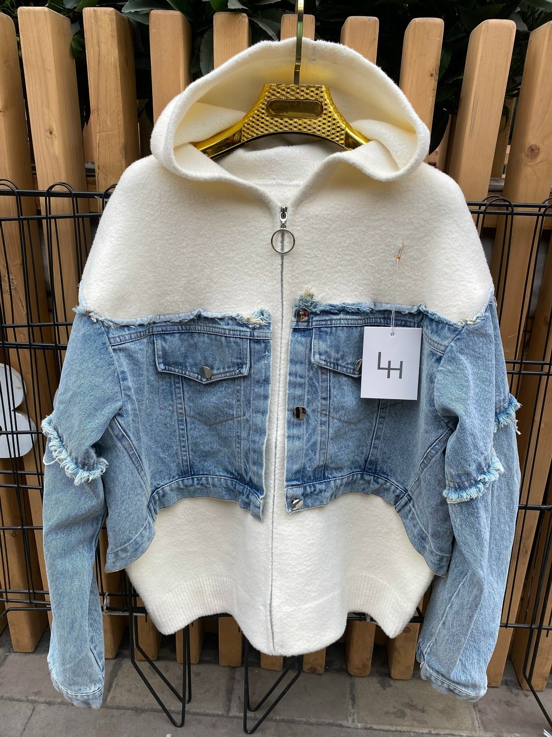 джинсовая куртка с интересными вставками,джинсовая куртка,женская джинсовая куртка,джинсовая куртка с капюшоном,женская джинсовая куртка с капюшоном