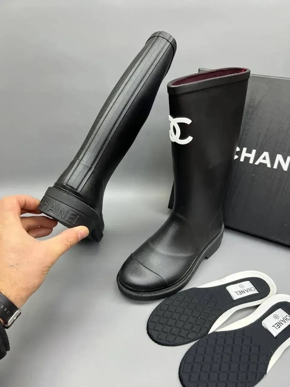 резиновые сапоги chanel,шанель сапоги резиновые защита от дождя и снега,женские резиновые сапоги chanel,шанель сапоги резиновые,резиновые непромокаемые ботинки chanel