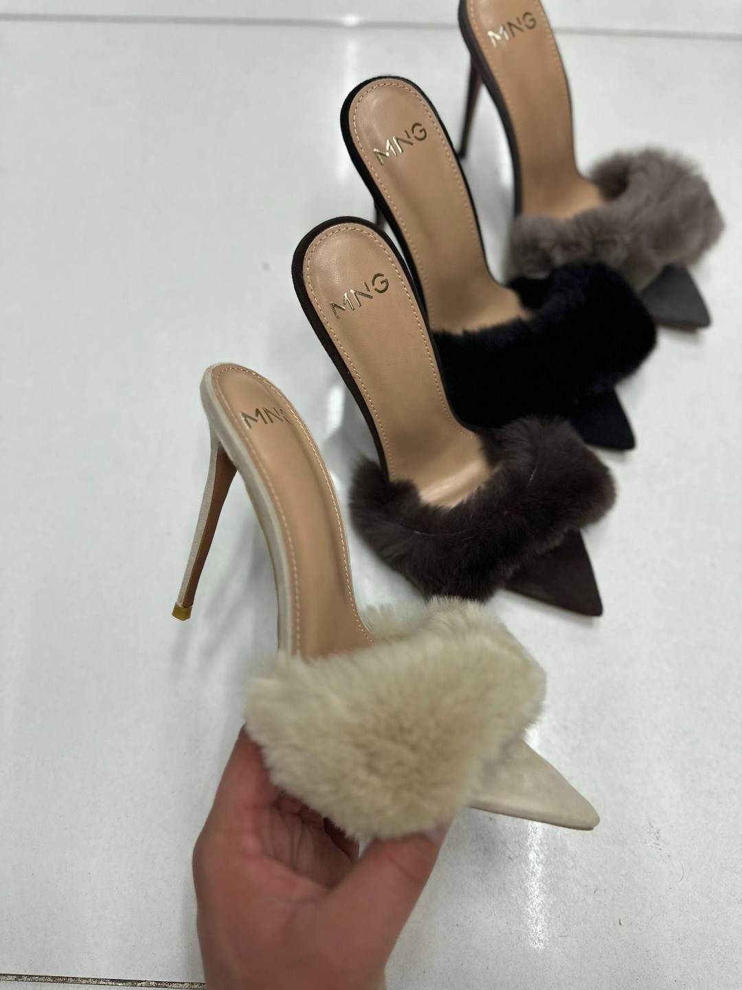 тапочки на каблуке,босоножки с мехом на каблуке,,меховые туфли,меховая