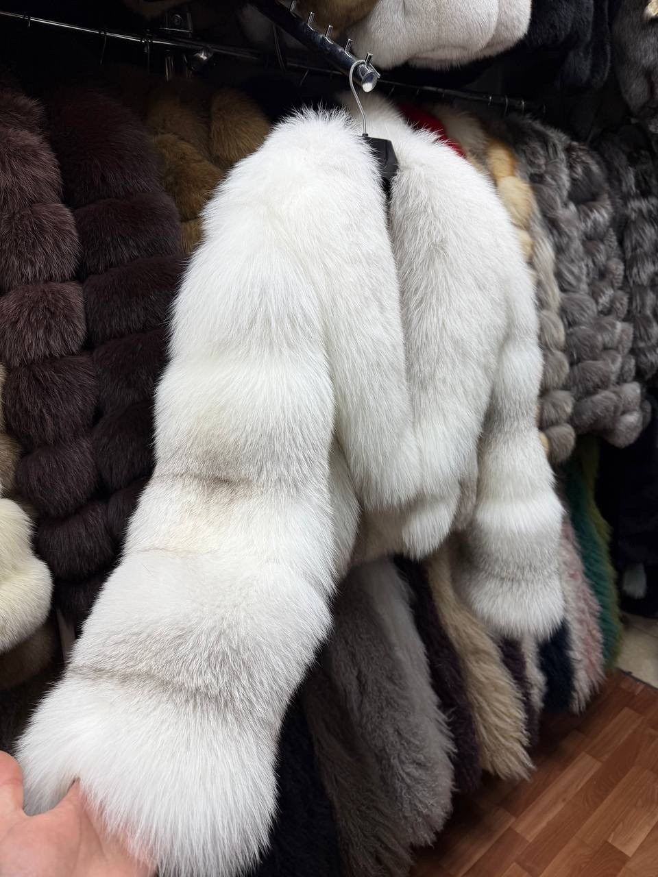 женская шуба из натурального лисьего меха,женская шуба,женская куртка из натурального лисьего меха,меховая куртка леди,меховое пальто