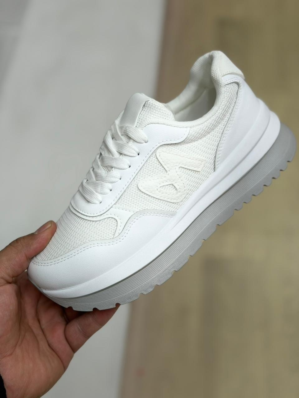 ,женские кроссовки, женская,черные кроссовки,кроссовки