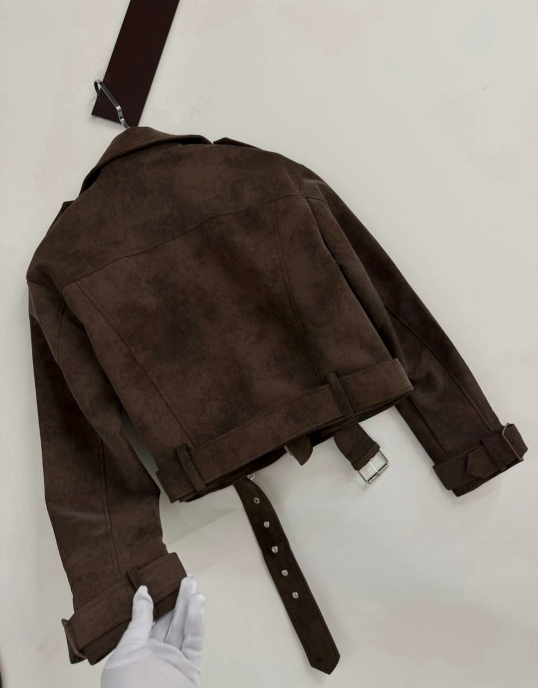 женская байкерская куртка из искусственной замши,женская замшевая куртка косуха коричневая,косуха кожаная куртка оверсайз saint shine,замшевая куртка косуха,коричневая женская куртка из натуральной мя